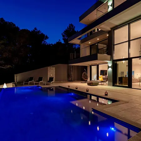 Vila Designer Few Steps From Azure Blue Sea Brna