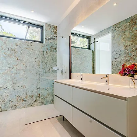 Designer Few Steps From Azure Blue Sea * Brna