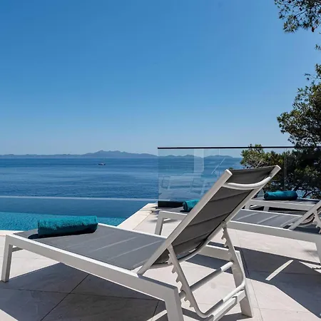 Designer Few Steps From Azure Blue Sea Brna