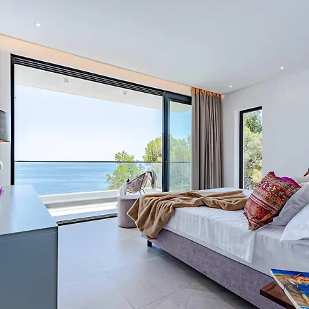 Designer Few Steps From Azure Blue Sea Brna