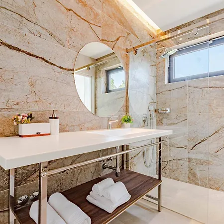 Villa Designer Few Steps From Azure Blue Sea Brna