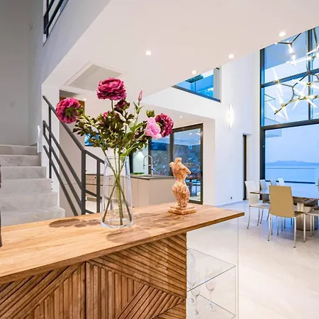 Designer Few Steps From Azure Blue Sea Villa