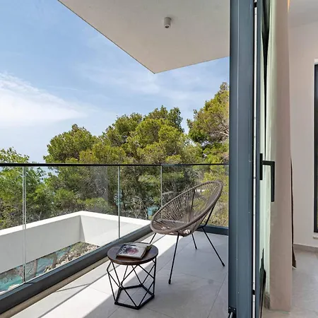 Designer Few Steps From Azure Blue Sea Villa