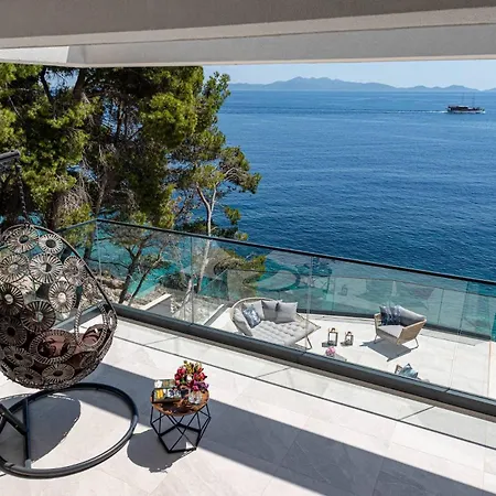 Designer Few Steps From Azure Blue Sea Villa