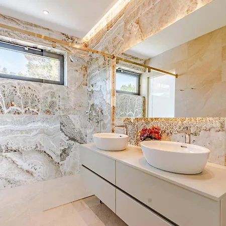 Designer Few Steps From Azure Blue Sea Villa Brna